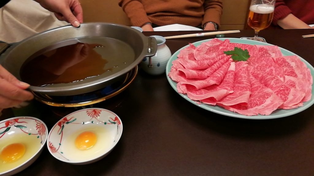 すき焼きの肉と鍋(HUAWEI P9 DJI GOアプリ)