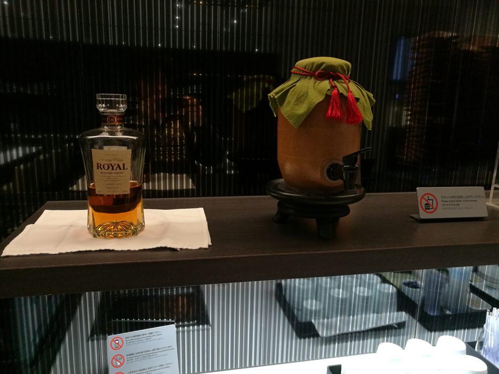 広島空港 国内線ANAラウンジ(ウイスキーと焼酎?)