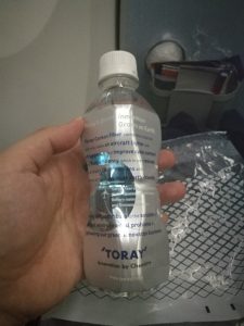 軽食のなかのペットボトル水