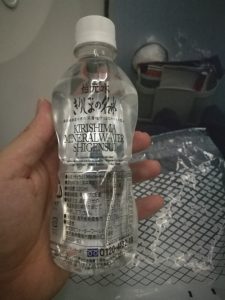 軽食のなかのペットボトル水