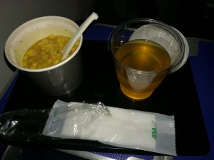 軽食のコーンスープとお茶